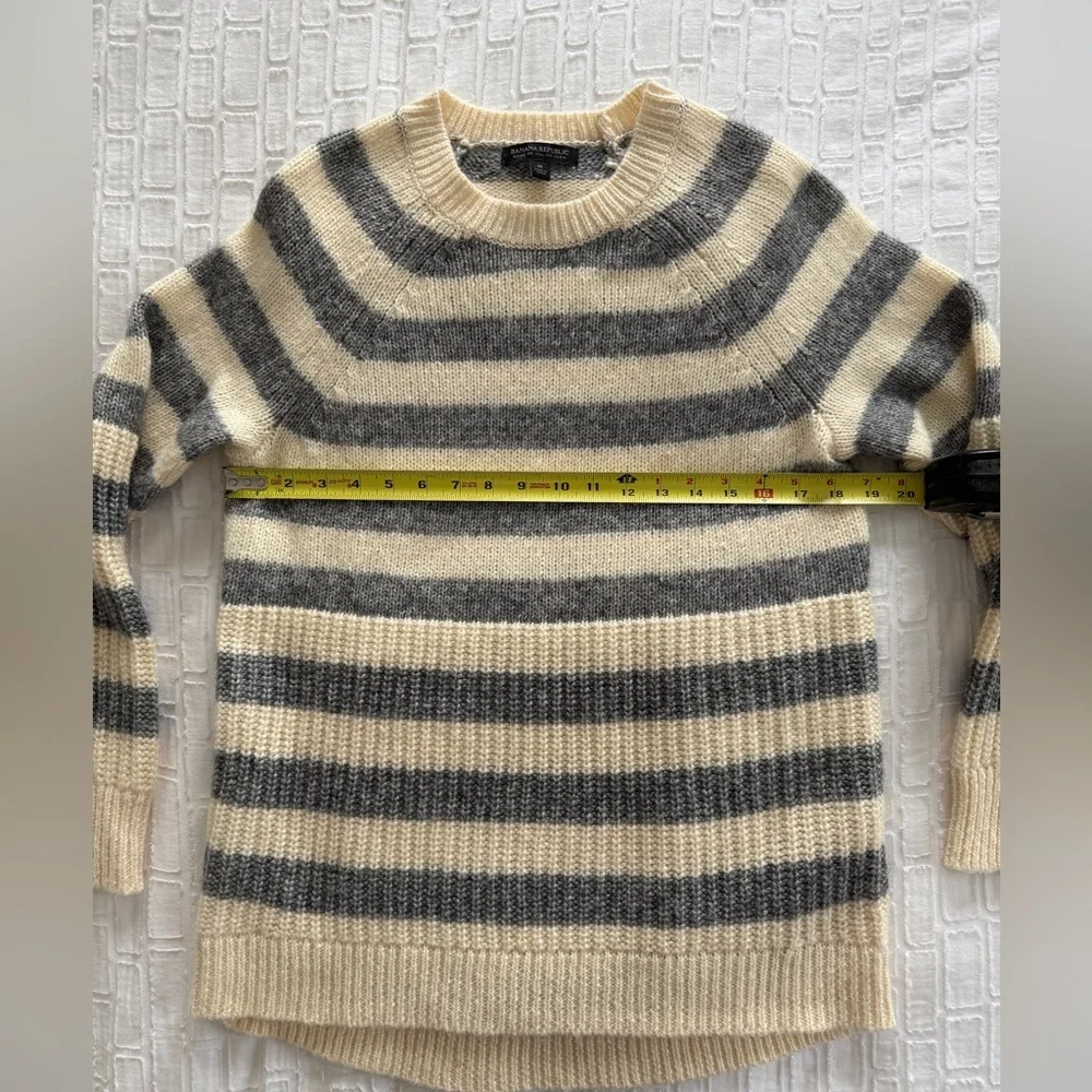 Banana Republic Sweater - Picture 1 of 4